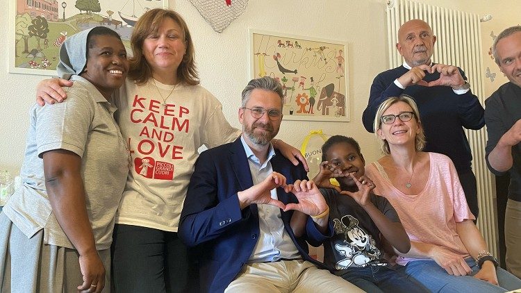 Mia e Suor Rosalie insieme col sindaco di Bologna Matteo Lepore e il team del Policlinico  Sant'Orsola