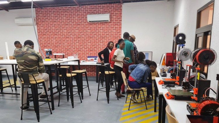 Une sance de travail dans un Fablab 