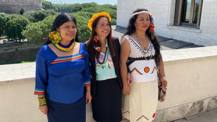 Patricia Gualinga, Ir. Laura Vicuña e Yesica Patiachi