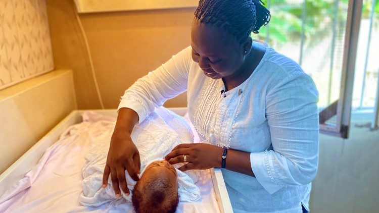  Suor Esther controlla un bambino