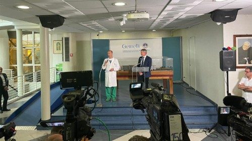 Papa está vigilante e bem humorado, afirma médico que operou Francisco