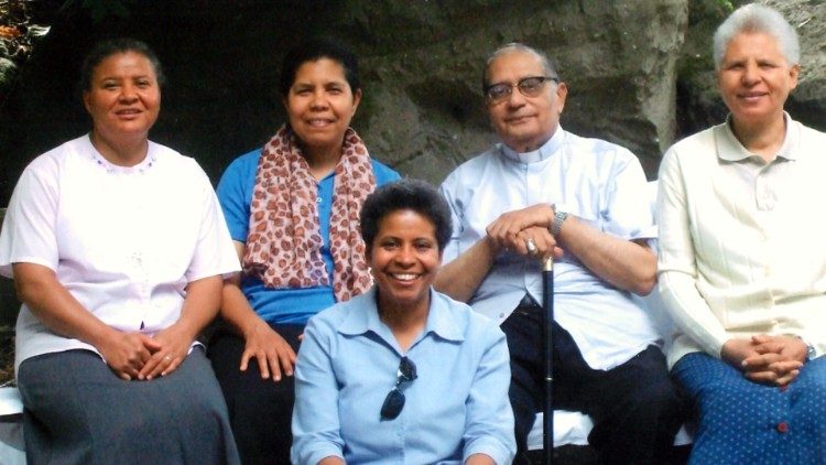 Algumas das  Irm?s da Fraternidade Rainha dos Cora??es com o fundador, Cardeal Dom Ivan Dias