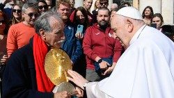 il-Papa-benedice-la-Coppa-degli-Ultimi-per-la-Maratona-di-RomaJPG-1-2.jpg