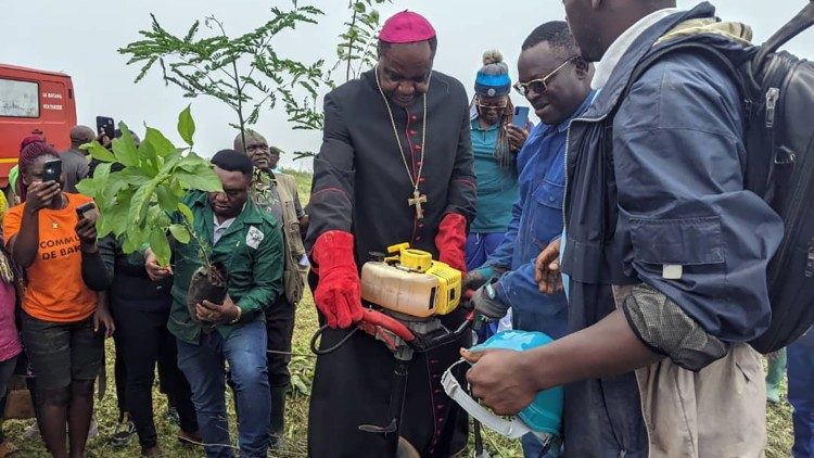 Mgr Abraham Komè, évêque de Bafang (Cameroun), avec la population, durant la semaine de de sensibilisation sur la protection de lenvironnement, 5 au 8 juin 2023.