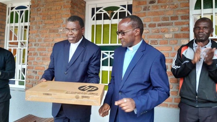 Bishop Anaclet Mwumvaneza (left) with Bishop Edouard Sinayobye  (right).