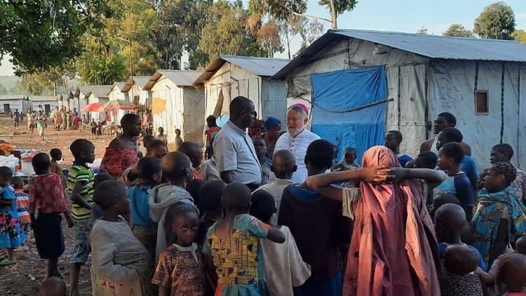 Mgr Jean Kockerols, évêque auxiliaire de Malines-Bruxelles, au camp de Kanyaruchinya, le 6 juin 2023, dans l'est de la RDC.