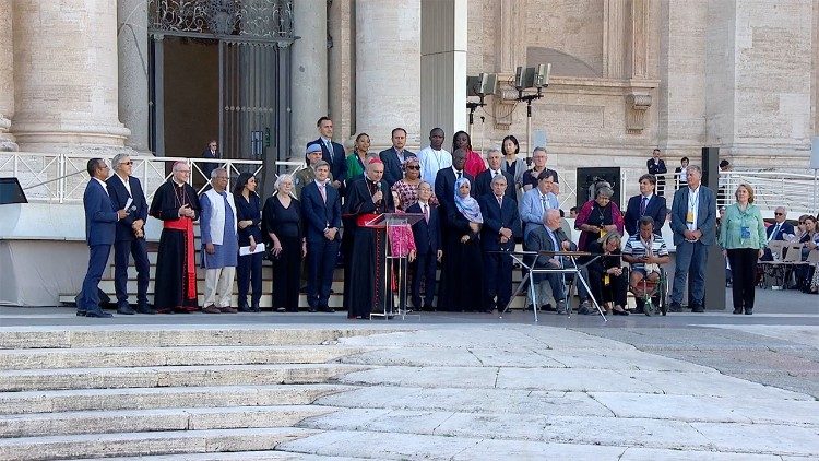 Gambetti bíboros a Not alone testvériség találkozó résztvevőinek egy csoportjával