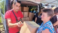 Distribution-of-humanitarian-aid-to-the-evacuated-victims.-Vysoke-village-evacuation-point.jpg