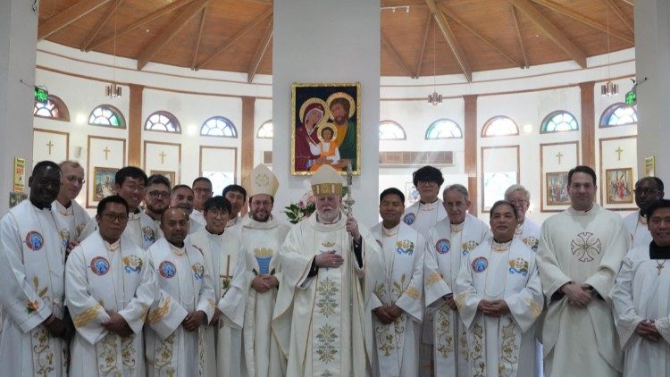 Mongolia, monsignor Gallagher al centro attorniato dal clero cella Chiesa locale