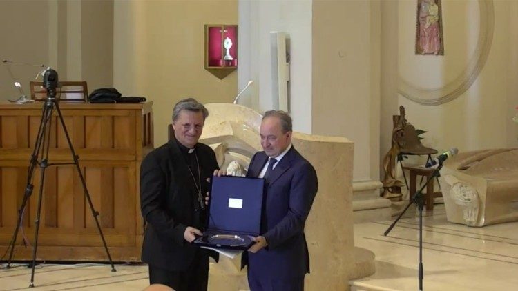 Entrega del homenaje del Ateneo al cardenal Grech