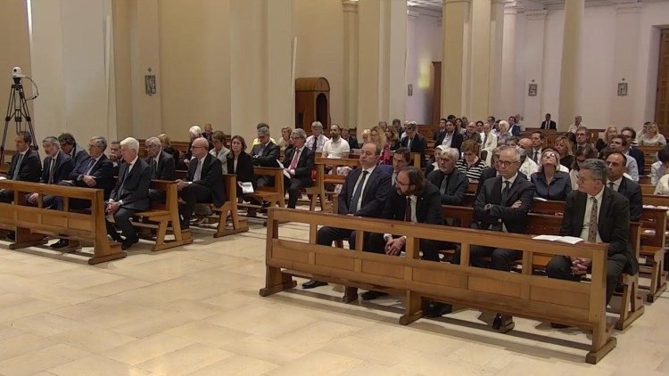 Un momento de la Misa en el Ateneo católico