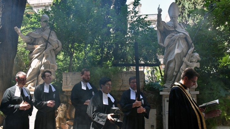 Um momento do funeral de Burkhard Scheffler no Cemitrio Teut?nico no Vaticano