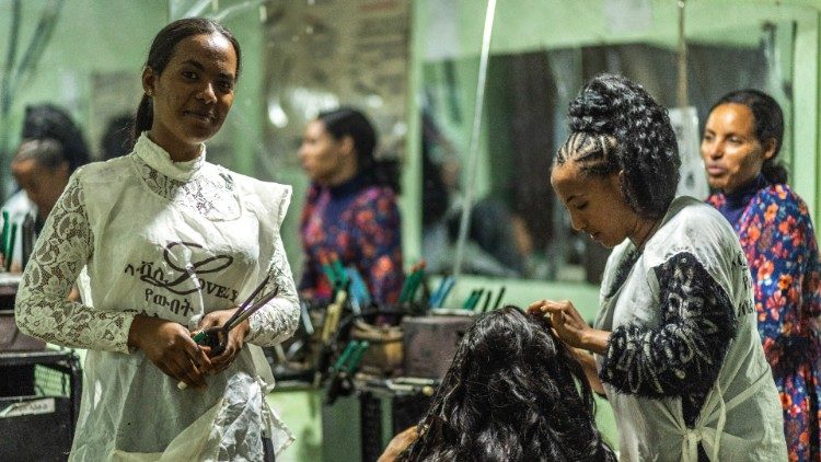 Herut Mobai (a sinistra), migrante eritrea che studia da parrucchiera nel Lovely beauty training center del Jesuit Refugee Service ad Addis Abeba. Foto Giovanni Culmone / Gsf