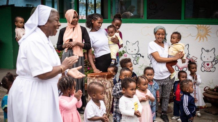 Abebech Tesfaje, migrante interna da Zwai (al centro in piedi con maglietta bianca) nel Mary Help College dove ha studiato cucito e design di moda. Foto Giovanni Culmone / Gsf