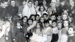 I-genitori-di-Gesuu-Bambino-erano-nascosti-da-noi.-Recita-di-Natale-44-con-degli-ebrei----.jpg
