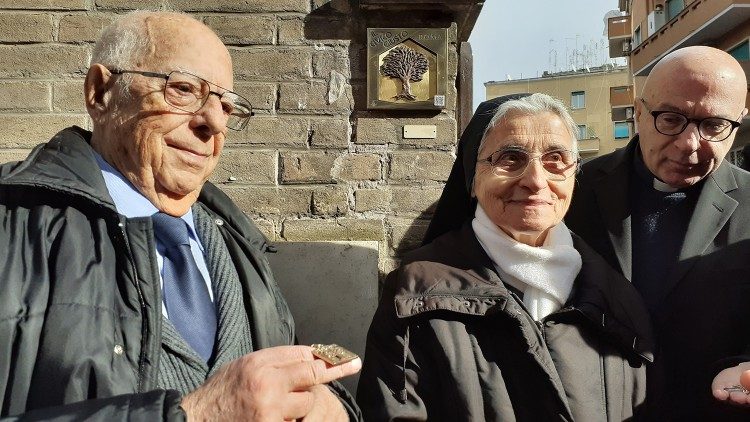 L'actuelle supérieure, soeur Clara Maria, devant l'entrée où passaient les Juifs; à gauche, Lello Dell’Ariccia, caché enfant dans le couvent avec sa mère et son petit frère