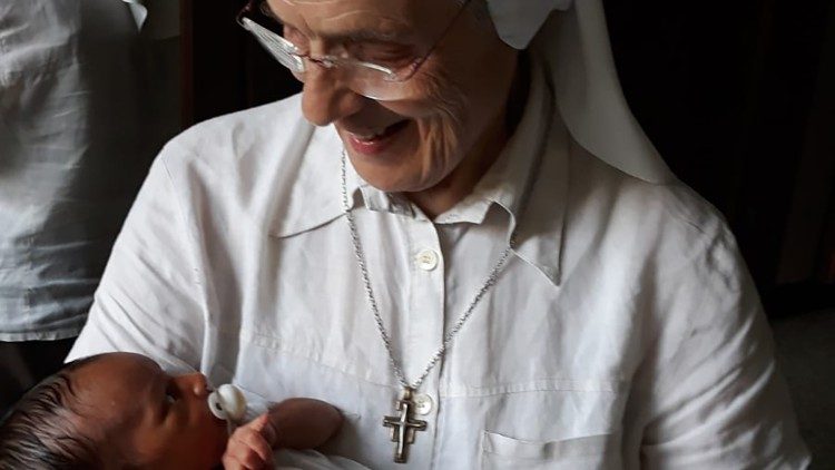Soeur Paola avec un petit bébé né chez les soeurs