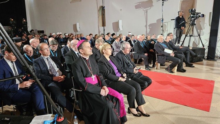 Il cardinale Parolin tra il pubblico del Forun di Capodistria