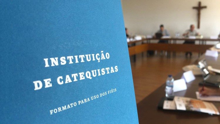 Os participantes analisam desafios do ministério do Catequista.