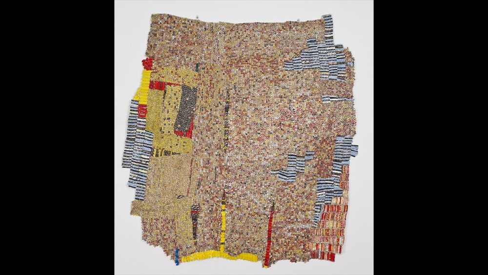 El Anatsui Then, the Flashes of Spirit, 2011 Alluminio, tappi di bottiglia e filo di rame / Aluminium, bottle caps and copper wire Musei Vaticani, Collezione d’Arte Contemporanea, inv. 59913 Foto © Governatorato SCV, Direzione dei Musei e dei Beni Culturali