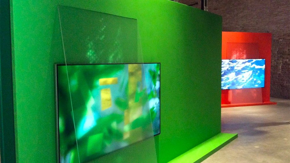 Monika Bravo Arche-types: the Sound of the Word is beyond Sense, 2015 Installazione (LED monitor, vetro, pannello ligneo), elaborazione digitale modulare / Installation (LED monitor, glass, wood panel), modular digital processing Musei Vaticani, Collezione d’Arte Contemporanea, inv. 74365 Foto © Governatorato SCV