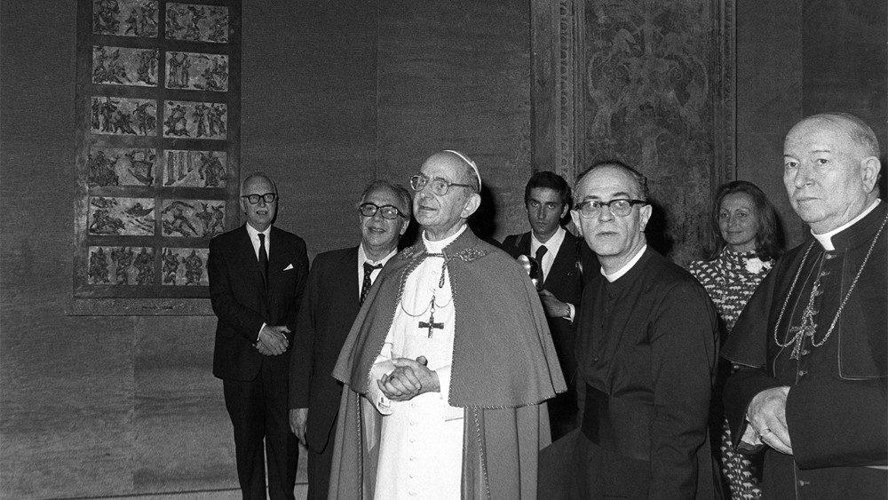 Paolo VI durante l’inaugurazione della Collezione (alla sua sinistra il Segretario personale Mons. Pasquale Macchi e il Presidente della Pontificia Commissione centrale per l’Arte Sacra Mons. Giovanni Fallani), 23 giugno 1973 Foto © Giordani