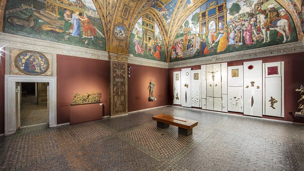 La Sala dei Santi dellAppartamento Borgia con lallestimento attuale: al centro lopera Golgota di Sidival Fila, alle pareti opere di Fazzini e Messina Foto ? Governatorato SCV