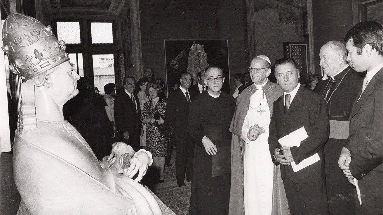 Paolo VI il giorno dellinaugurazione della Collezione, davanti al Pio XI di Adolfo Wildt (alla sua destra il Segretario personale Mons. Pasquale Macchi), 23 giugno 1973 Foto © Giordani