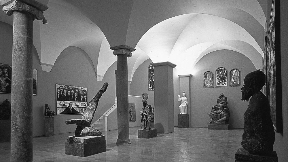 La Sala Marescalcia con lallestimento del 1973: alle pareti dipinti di Bernard Buffet, distribuite nella sala sculture di Marino Marini, Mirko Basaldella, Umberto Mastroianni, Ivan Me?trovi? Foto ? Governatorato SCV