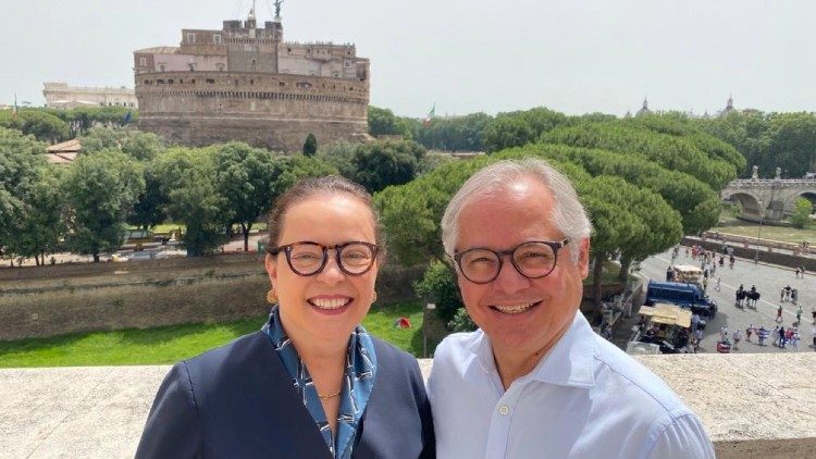 O diretor da Rede Vida de Televisão esteve na Rádio Vaticano na manhã desta terça (20) com a esposa