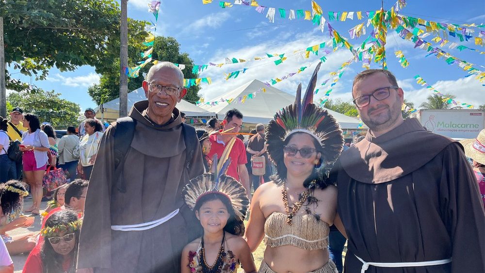 Franciscanos com representantes indgenas