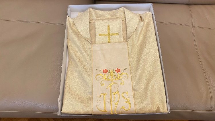 Das Messgewand von Papst Benedikt, nun im Besitz der deutschsprachigen Kirche Santa Maria dellAnima in Rom