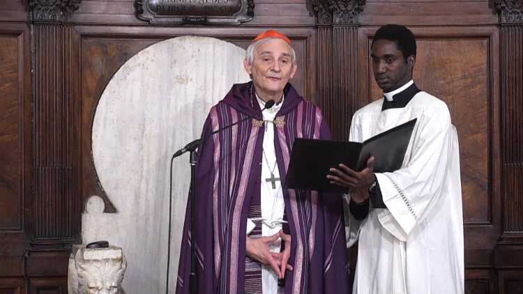 Il cardinale Matteo Maria Zuppi all'inizio della veglia ecumenica di preghiera