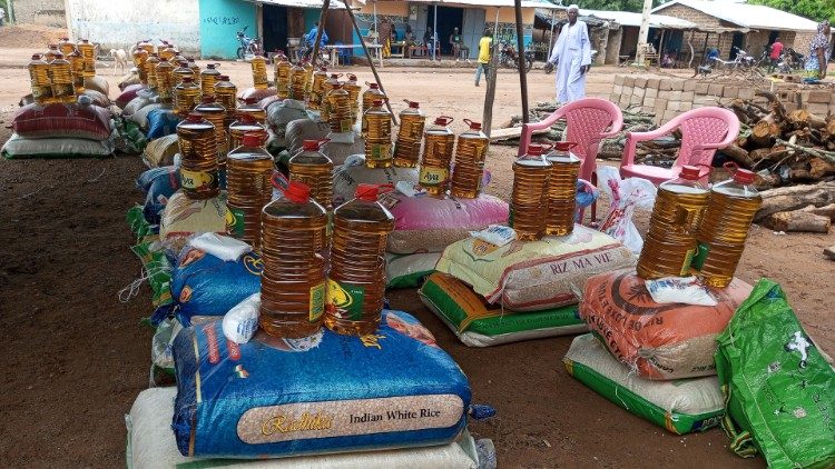 Des dons en vivres distribus aux rfugis burkinab en C?te d'Ivoire par Caritas C?te dIvoire avec lappui de Catholic relief services (CRS),  Tougbo, du 14 au 18 juin 2023.