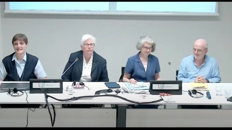 Da sinistra: Suor Nadia Coppa, Suor Patricia Murray, Suor Nathalie Becquart, Fratel Emili Turú