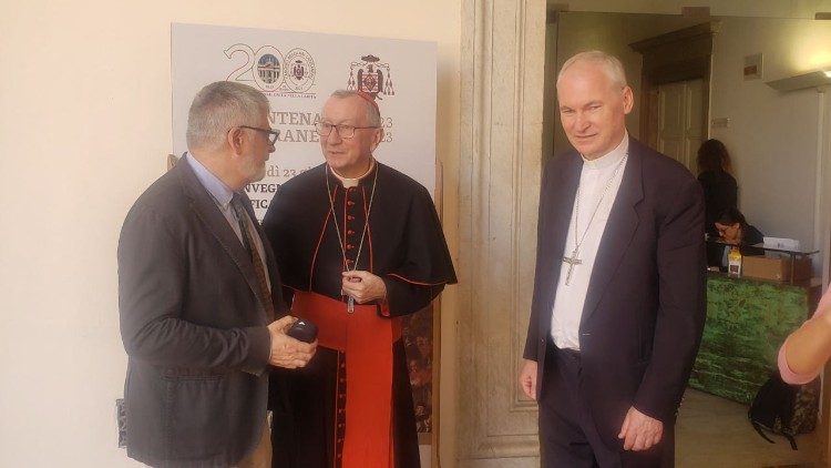 A la derecha Don Franco Bergamin, Abad General de los Canónigos Regulares de Letrán y a la izquierda el rector de la facultad de ingenieria Civil e Industrial de la Universidad Sapienza de Roma, Carlo Massimo Casciola, al centro Cardenal Pietro Parolin