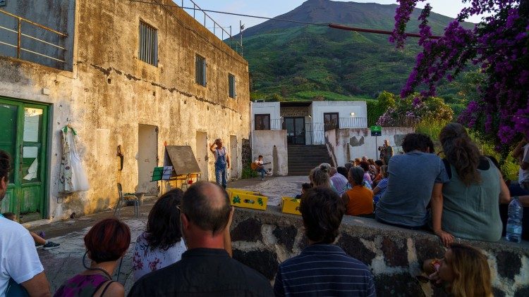 Uno scenario della Festa ai piedi del vulcano Stromboli