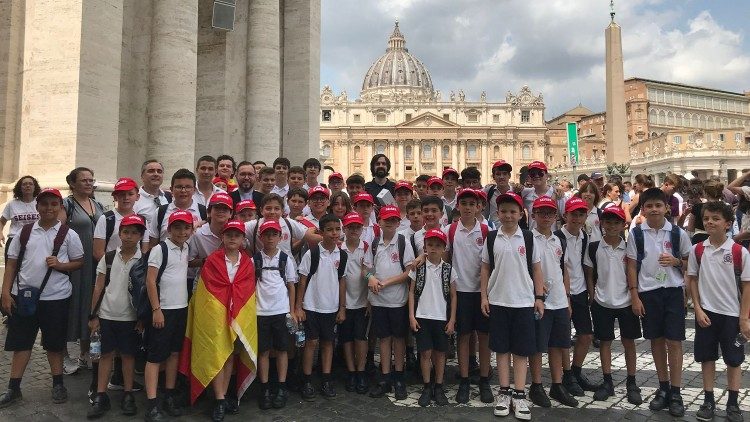 2023.06.28 El coro de los Seises de Toledo después de participar y cantar en la Audencia General del Papa. 