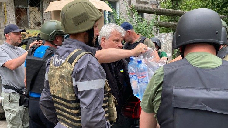 Kard. Konrad Krajewski na terenach zalanych po zniszczeniu zapory 