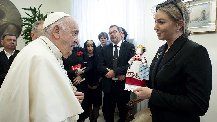 Francisco en el encuentro con las esposas de embajadores ucranianos 