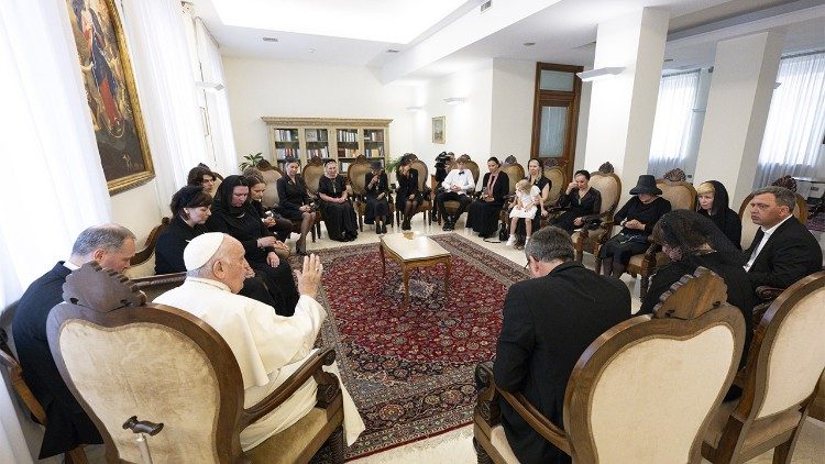 El Papa Francisco durante el encuentro con la Asociacin de esposas de diplomticos ucranianos 