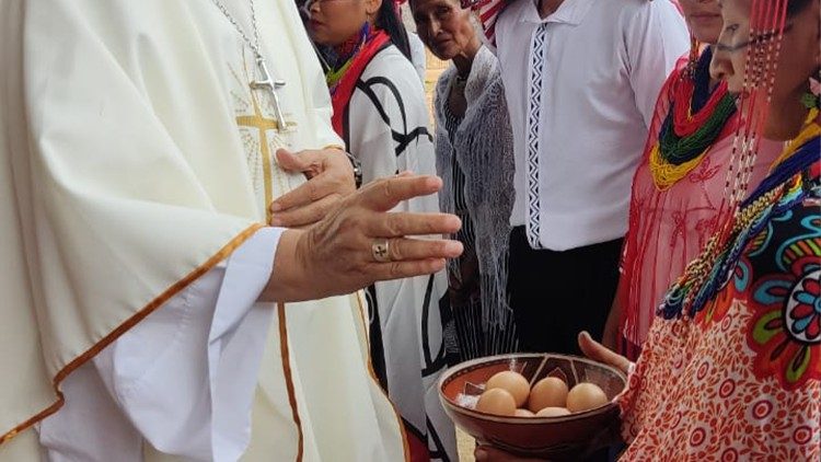 Bendición ofrenda de los huevos que ha ofrecido la novia, en una de las bodas