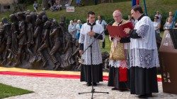 2023.VI.29-_Let-The-Oppressed-Go-Free_-by-Timothy-Schmalz-Schio-Italy---Cardinal-Pietro-Pa.jpg