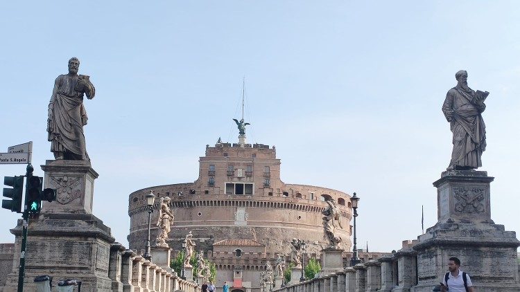 Castel Sant'Angelo, le statue di Pietro e Paolo all'imbocco del ponte