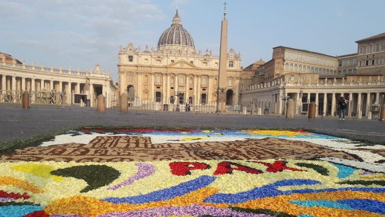 L'appello per la pace in Ucraina di Papa Francesco guardando all'infiorata allestita in occasione della festività dei Santi Pietro e Paolo