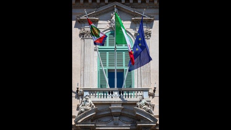 Pietro e Paolo sul timpano sotto al balcone  della facciata del Palazzo del Quirinale