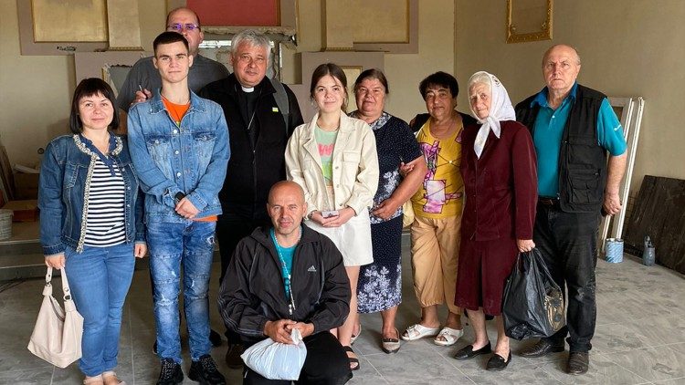 Le cardinal Krajewski dans l'église dévastée par les Russes à Basztanka