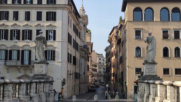 Le statue degli  Apostoli visti di spalle andando verso il Rione Ponte