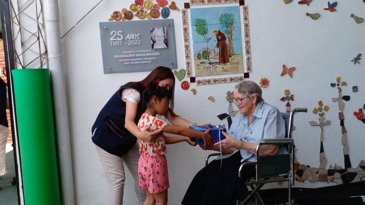 Omaggio a suor Magdalena Sofía Kissner - oggi in pensione - in occasione del 25° anniversario della Scuola San Francesco da lei fondata