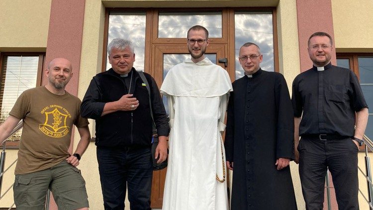 Papieski jałmużnik z wizytą u dominikanów w Chmielnickim